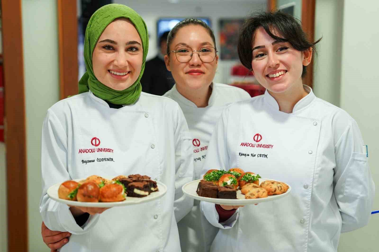 unlu-sef-bugra-ozdemir-turizm-fakultesi-ogrencileriyle-bulustu
