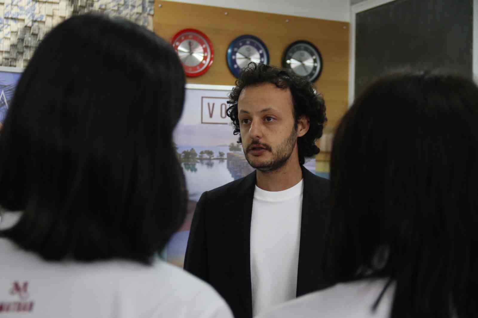 unlu-sef-bugra-ozdemir-turizm-fakultesi-ogrencileriyle-bulustu