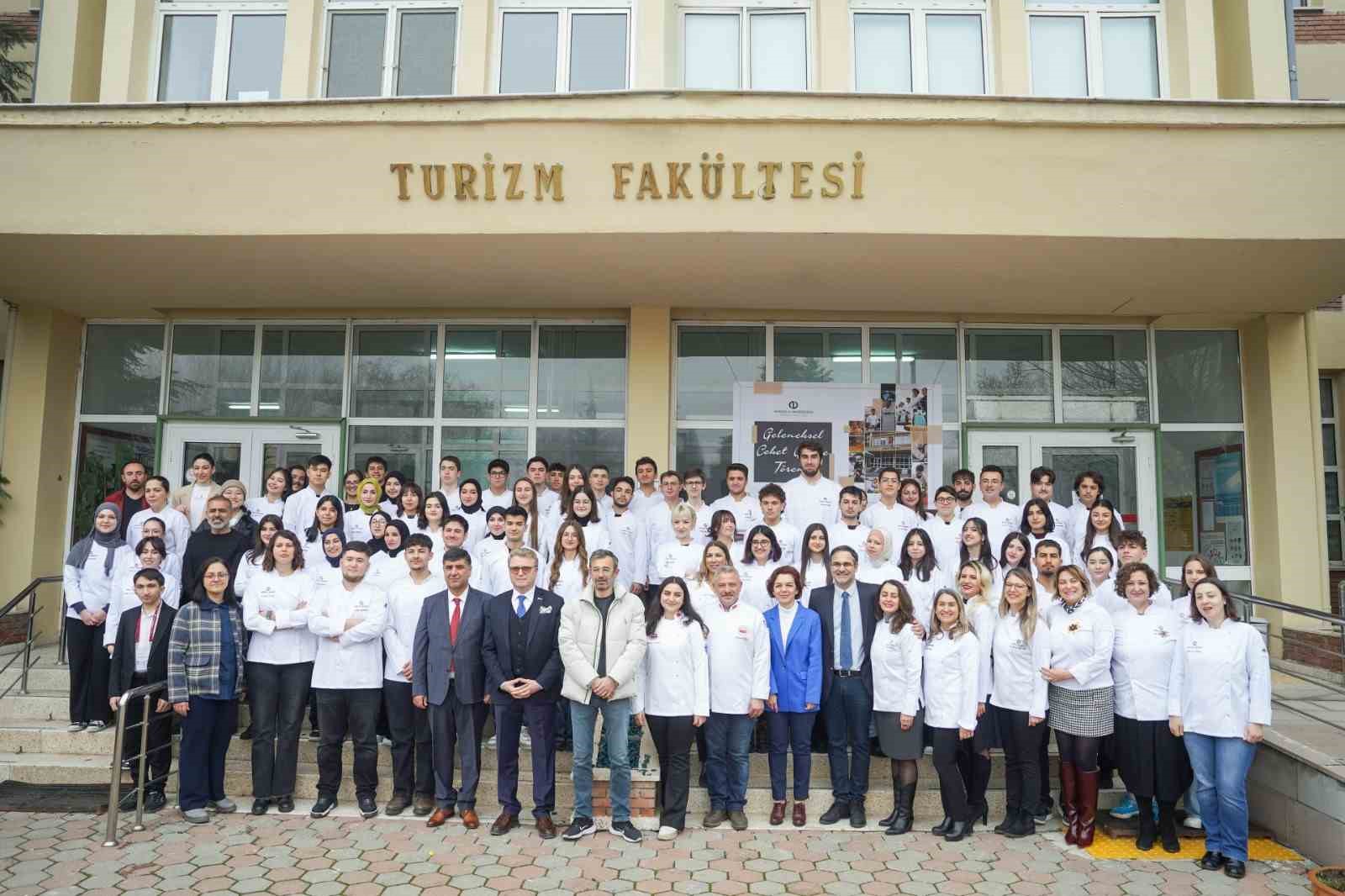 unlu-sef-bugra-ozdemir-turizm-fakultesi-ogrencileriyle-bulustu