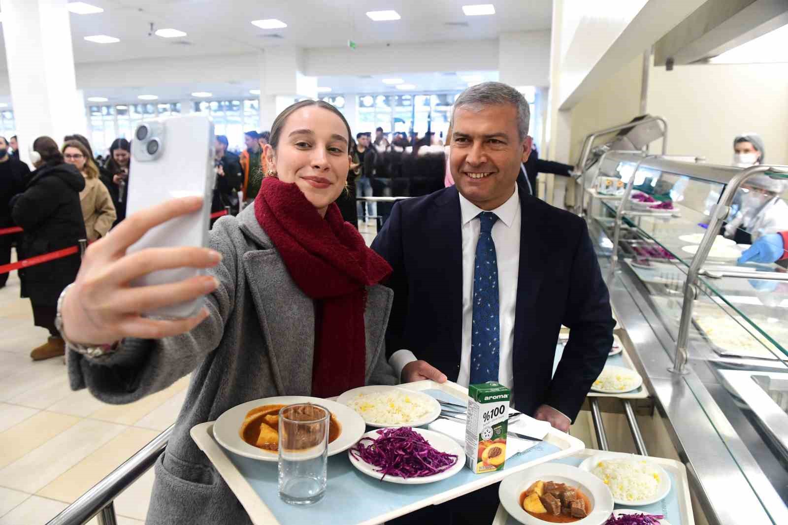 yillar-once-ogrenci-olarak-geldigi-yemekhaneye-simdi-rektor-olarak-geldi