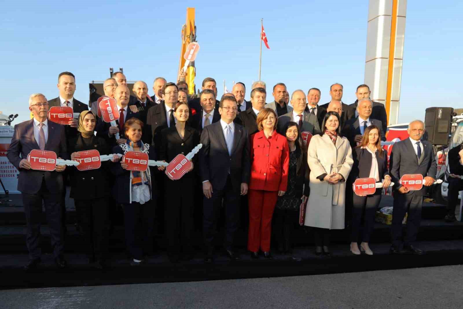 baskan-unluce-turkiye-belediyeler-birliginin-arac-teslim-torenine-katildi