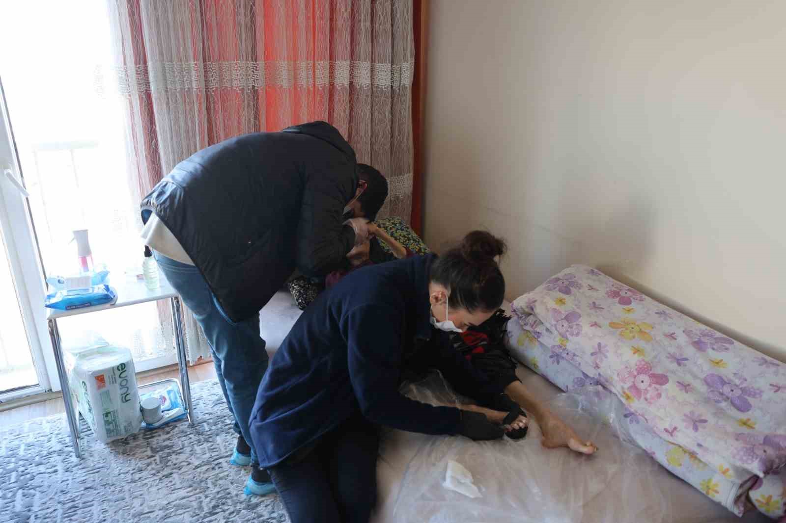buyuksehir-belediyesi-ucretsiz-evde-kisisel-bakim-hizmetleri-ile-yuzleri-gulduruyor