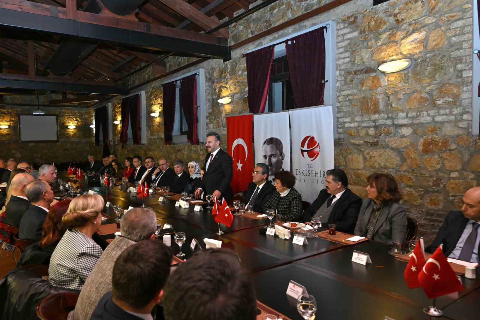 emekli-olan-vali-yardimcisi-ali-cetine-10-ocak-idareciler-gunu-programi-ile-veda-edildi
