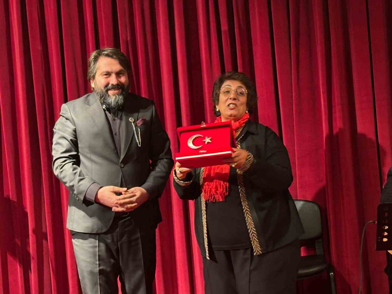 eskisehirli-sanatci-sair-minever-sezere-vefa-programi