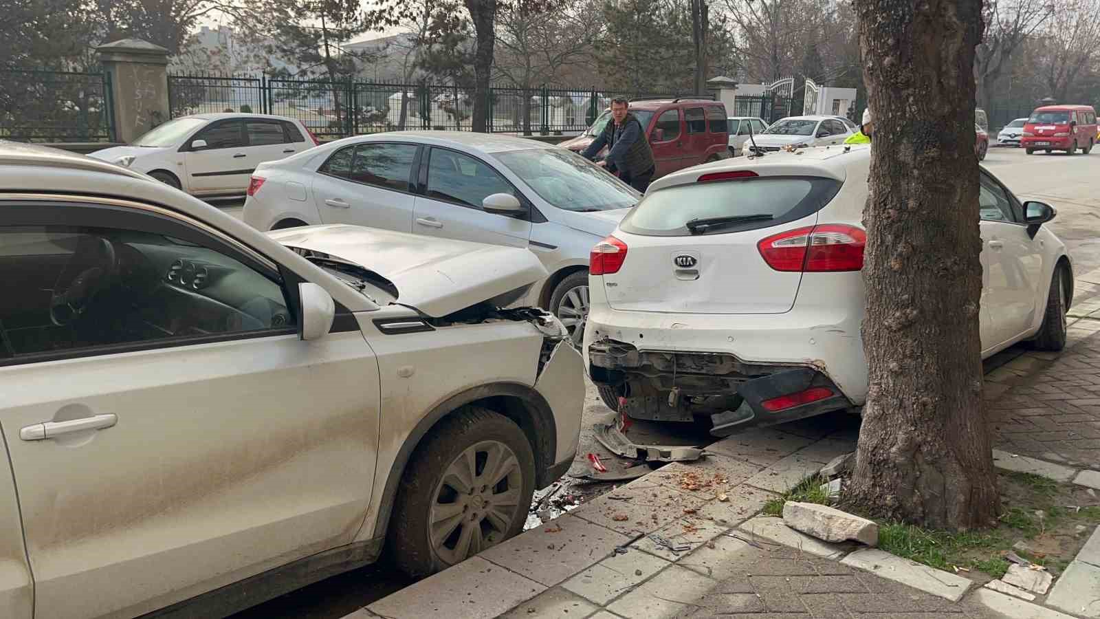 kontrolden-cikan-arac-park-halindeki-2-otomobile-carpti
