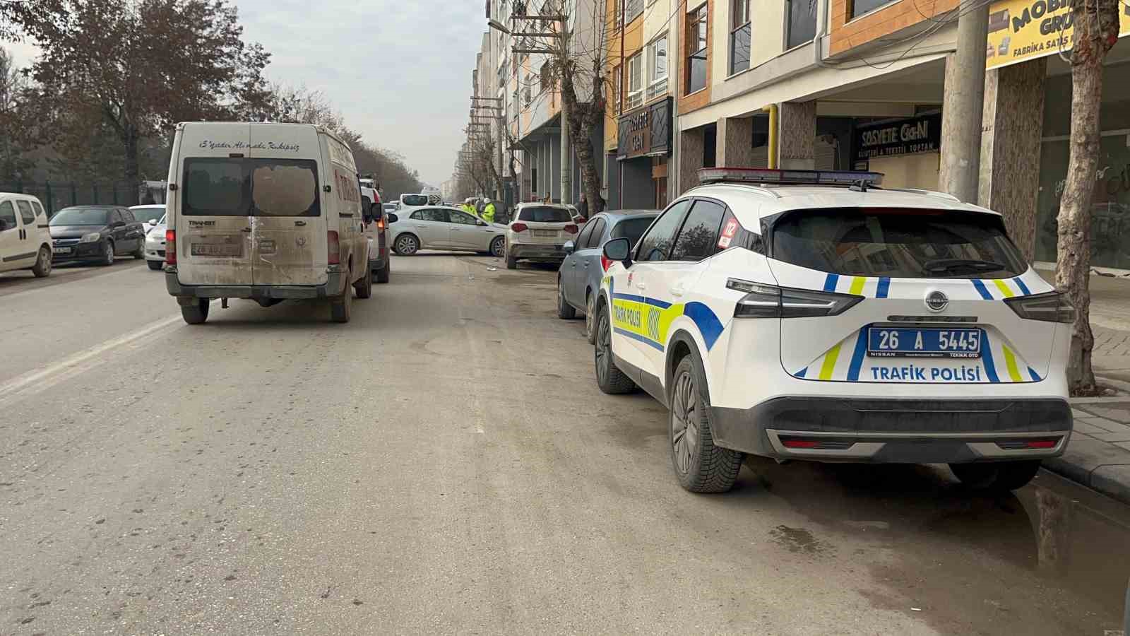 kontrolden-cikan-arac-park-halindeki-2-otomobile-carpti