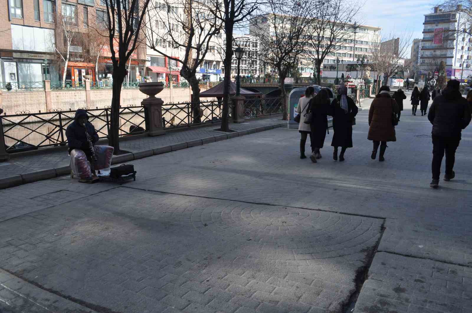 ozel-soguk-kar-yagmur-demeden-yillardir-sokakta-sanatini-icra-ediyor