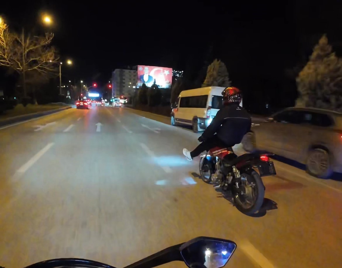polisin-trafigi-tehlikeye-atan-motosikletlileri-ilginc-yakalama-yontemi-kamerada