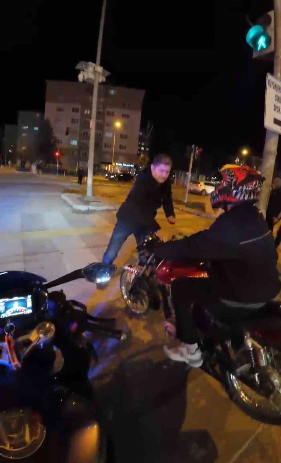 polisin-trafigi-tehlikeye-atan-motosikletlileri-ilginc-yakalama-yontemi-kamerada