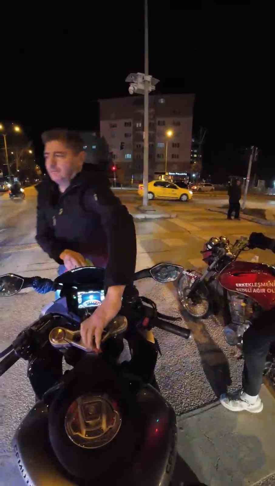 polisin-trafigi-tehlikeye-atan-motosikletlileri-ilginc-yakalama-yontemi-kamerada