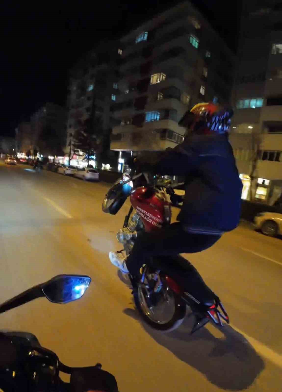 polisin-trafigi-tehlikeye-atan-motosikletlileri-ilginc-yakalama-yontemi-kamerada