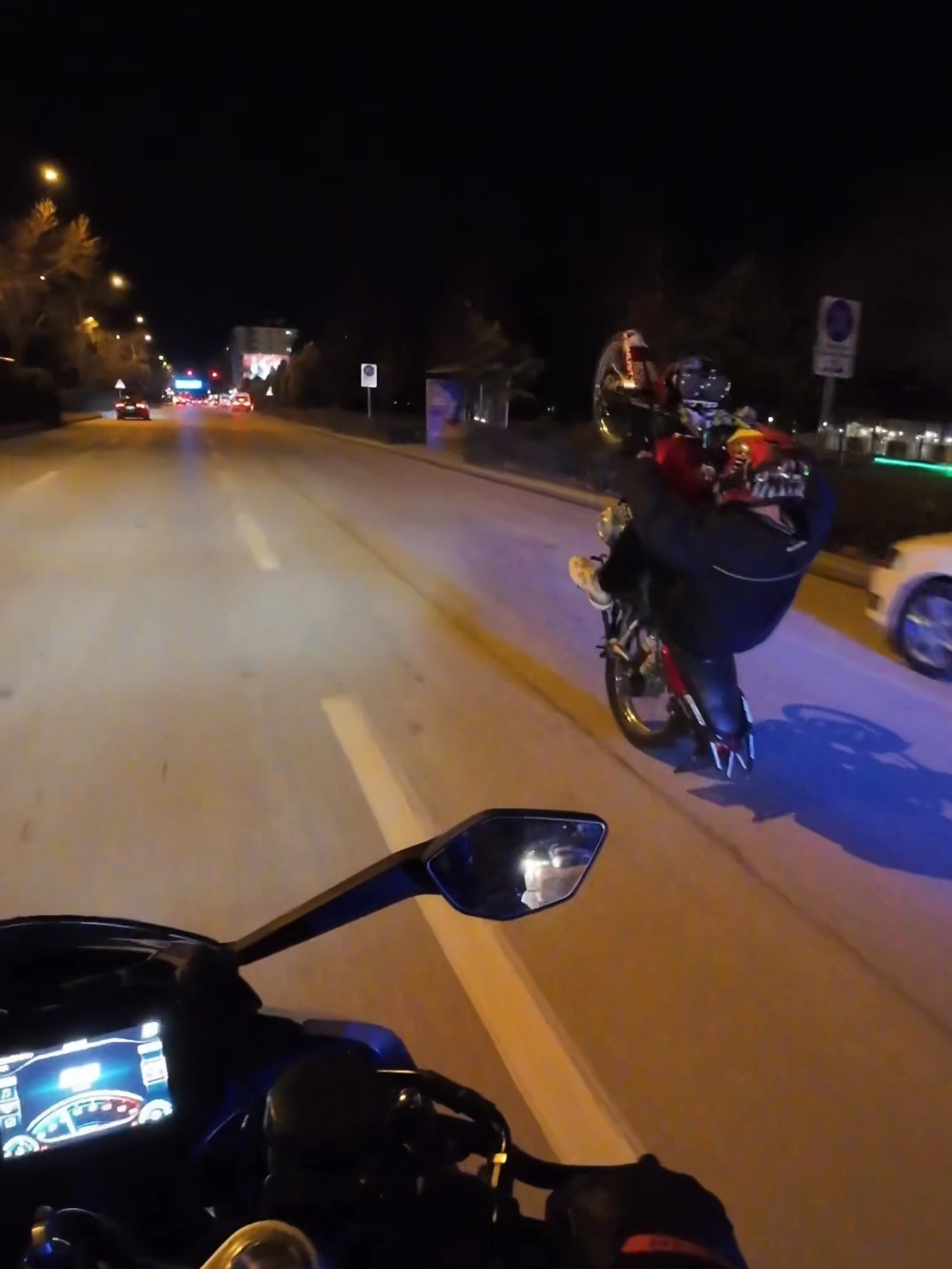polisin-trafigi-tehlikeye-atan-motosikletlileri-ilginc-yakalama-yontemi-kamerada