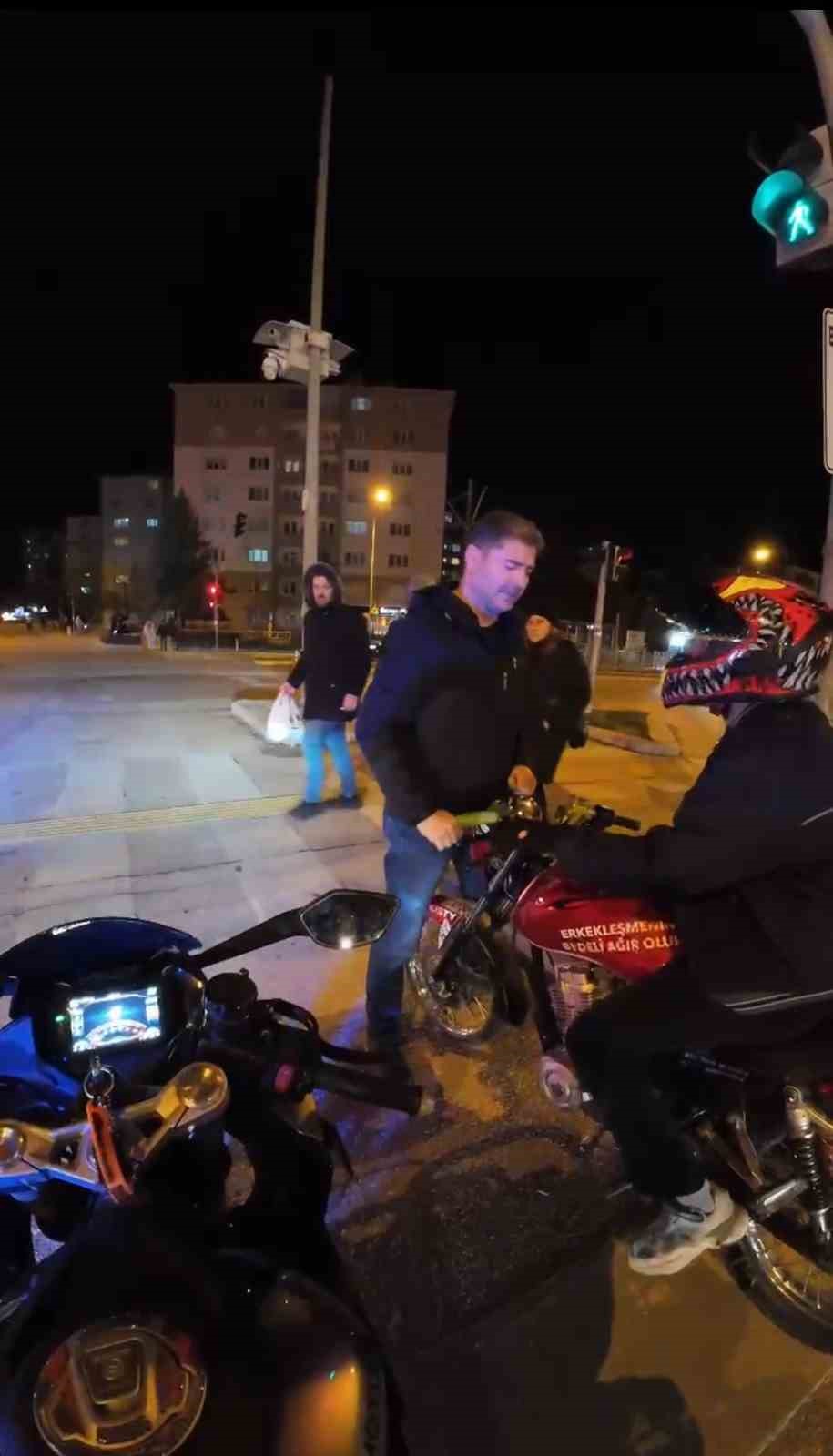 polisin-trafigi-tehlikeye-atan-motosikletlileri-ilginc-yakalama-yontemi-kamerada