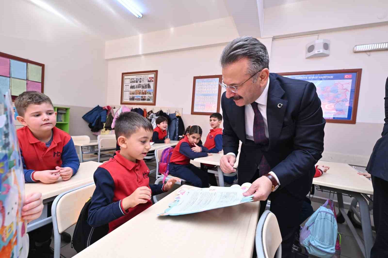 vali-aksoy-ogrencilerin-karne-sevincine-ortak-oldu