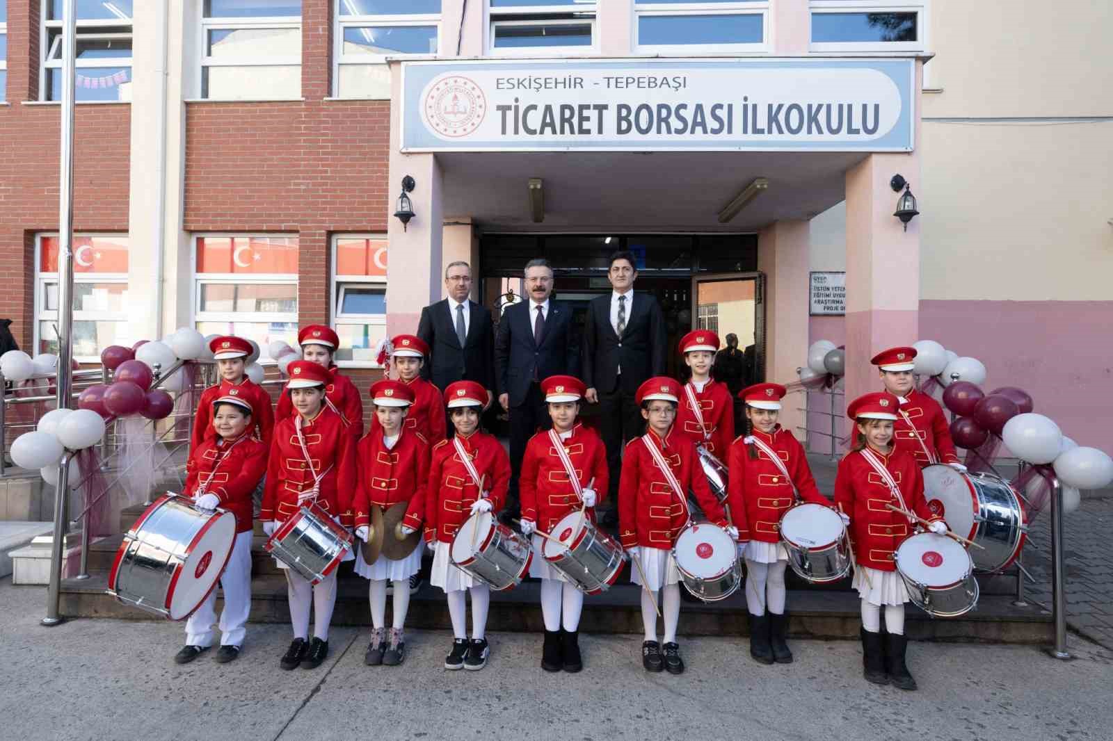 vali-aksoy-ogrencilerin-karne-sevincine-ortak-oldu
