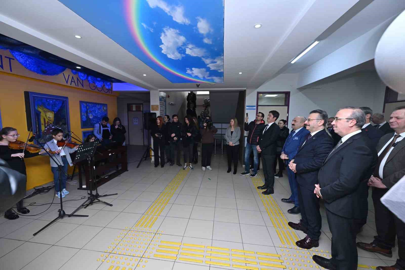 vali-aksoy-ogrencilerin-karne-sevincine-ortak-oldu