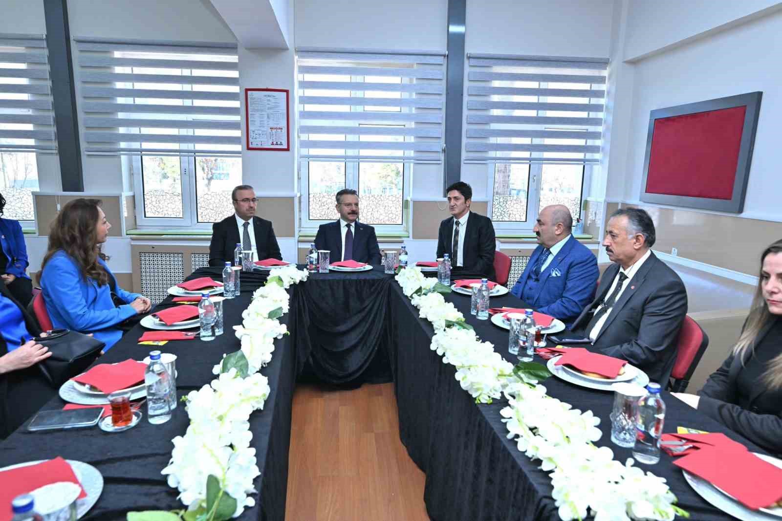 vali-aksoy-ogrencilerin-karne-sevincine-ortak-oldu