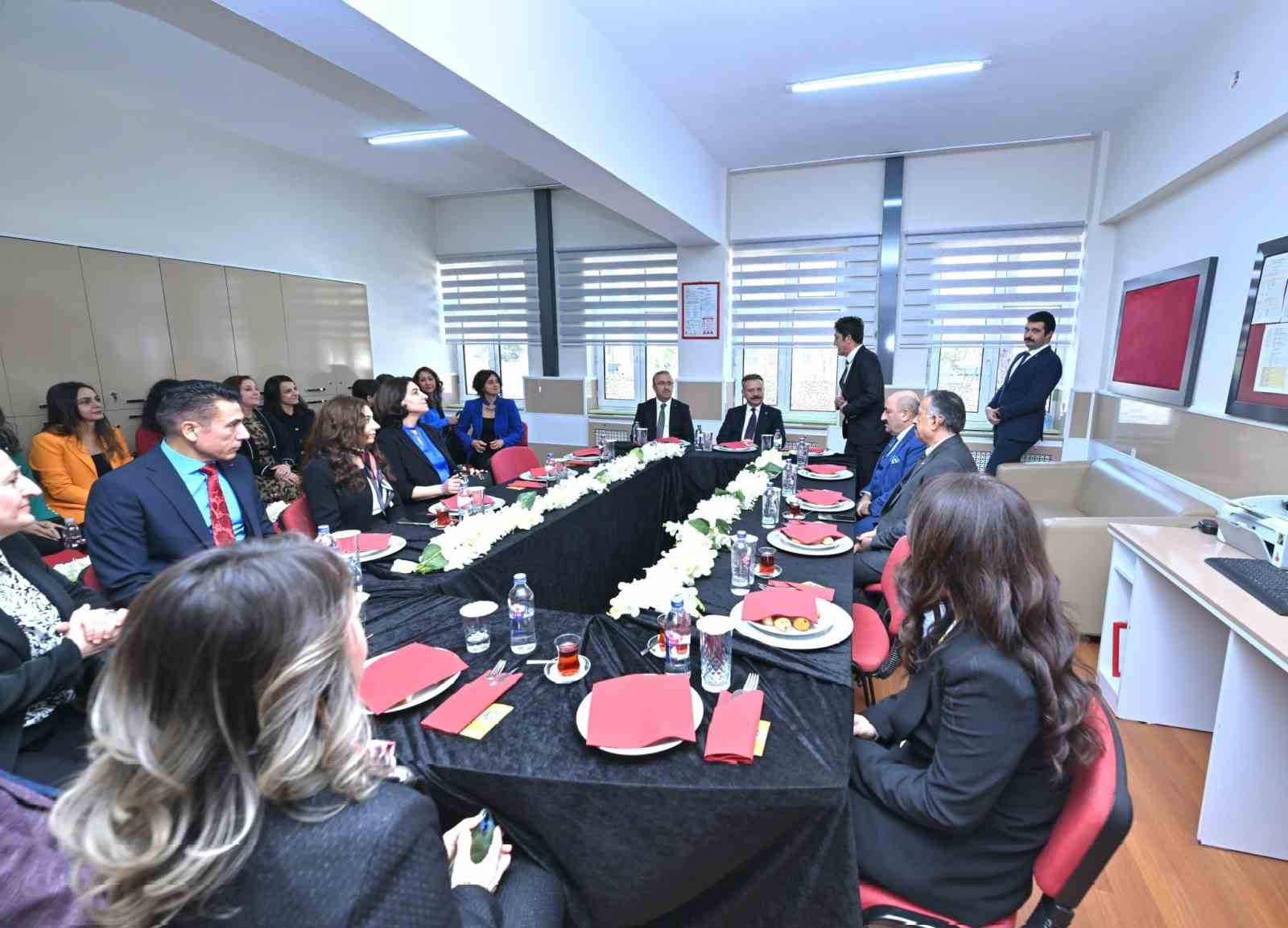 vali-aksoy-ogrencilerin-karne-sevincine-ortak-oldu