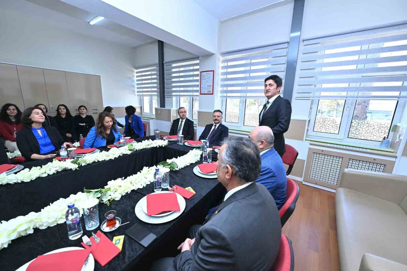vali-aksoy-ogrencilerin-karne-sevincine-ortak-oldu
