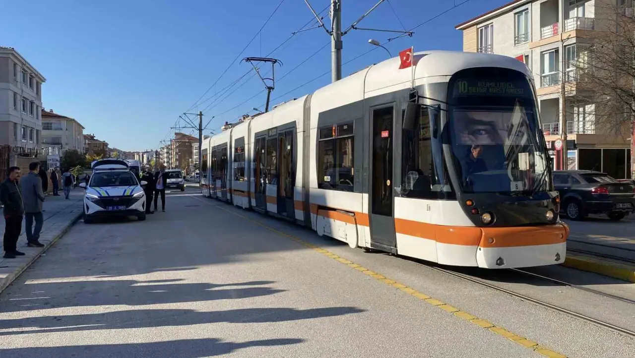 acik-birakilan-servis-kapisina-tramvay-carpti-3-yarali