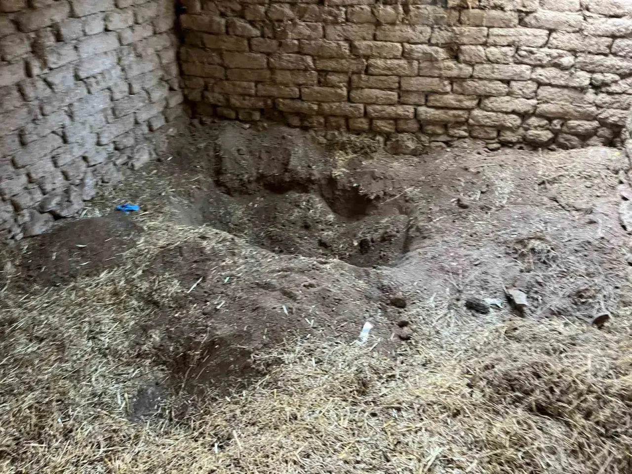 agabeyini-oldurup-temele-gomen-sanik-bicakla-bogazima-sarildi-korktum-kurekle-vurdum-yere-gomdum