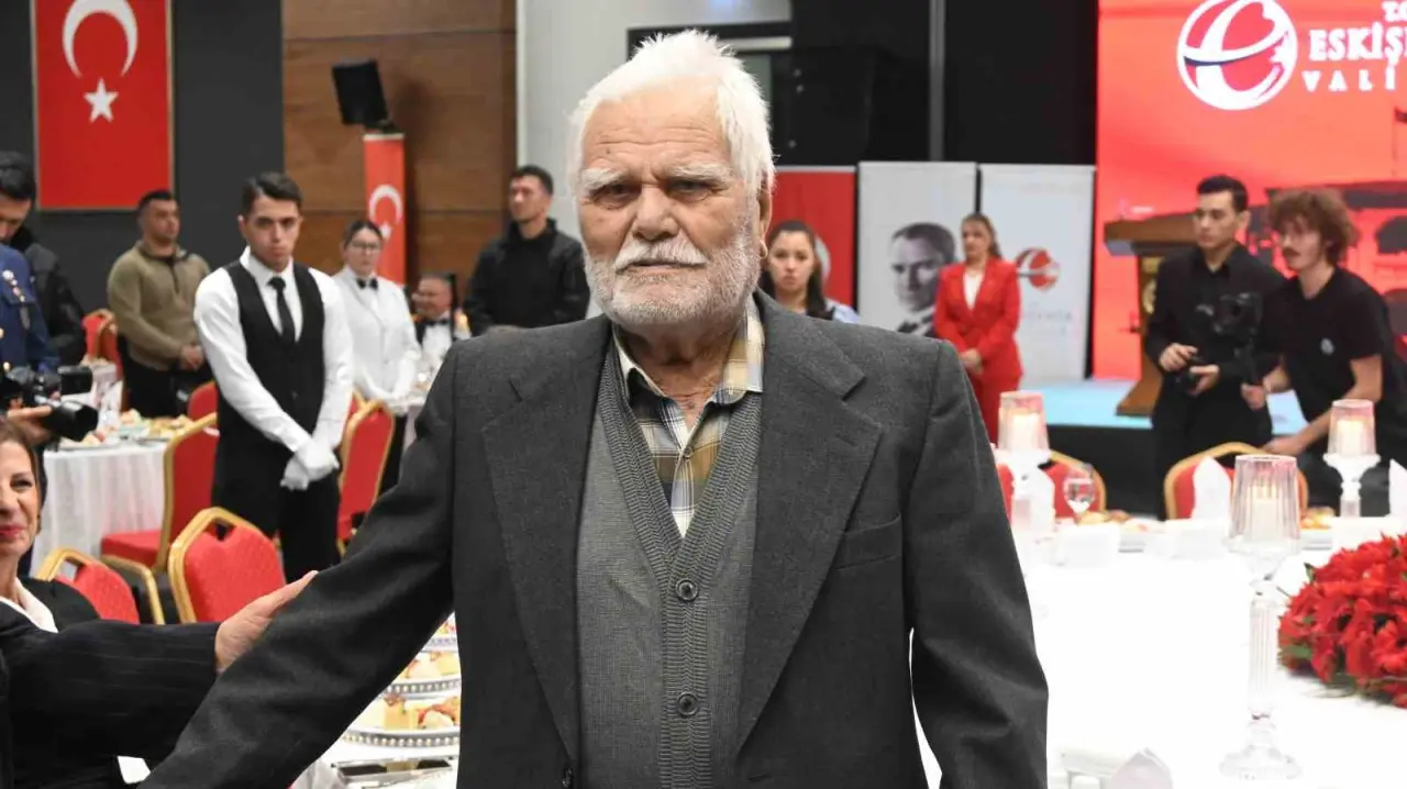 cumhuriyet-ile-yasit-102-yasindaki-ali-amca-bayramini-protokolde-kutladi