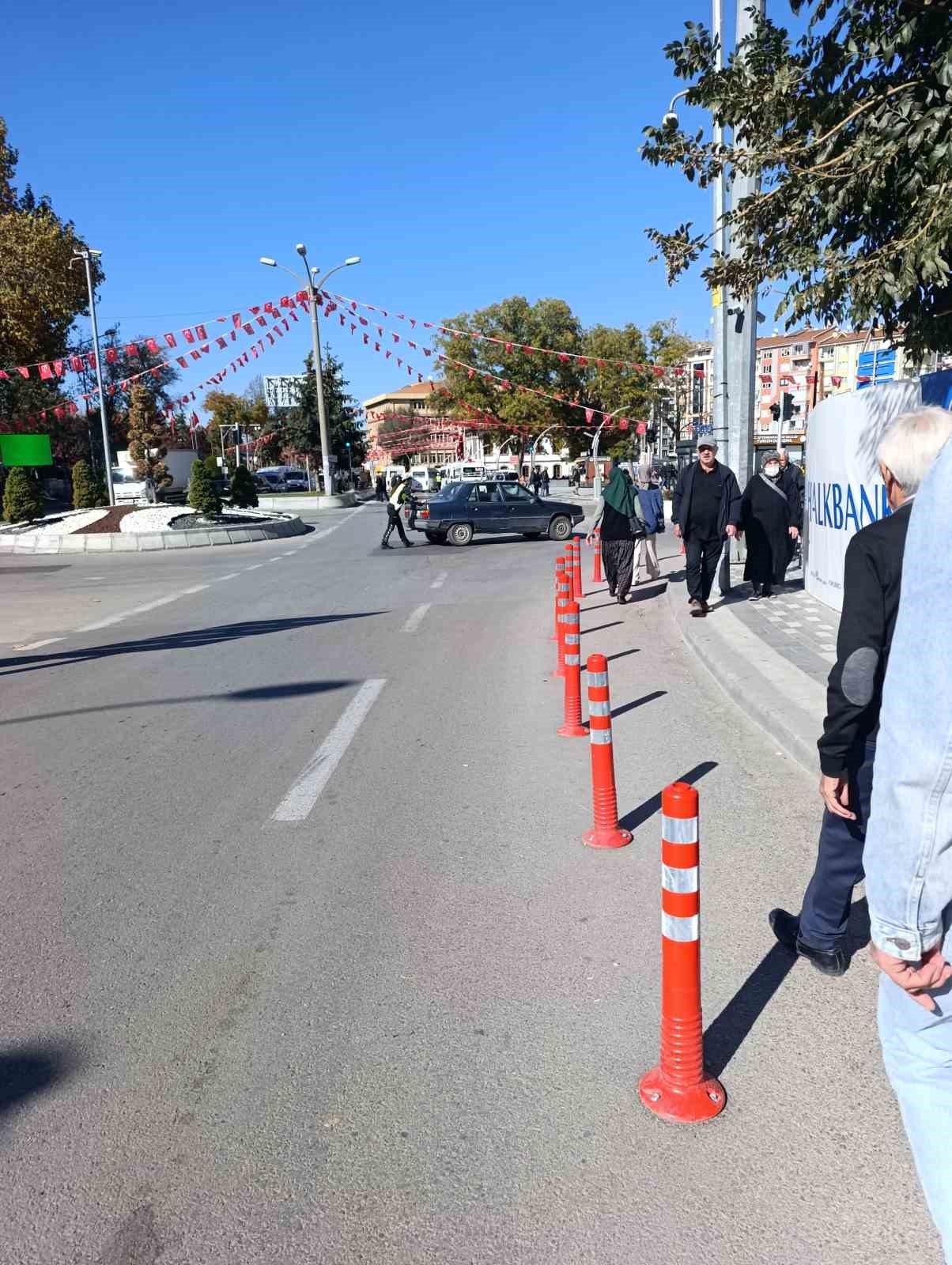 trafikte-yolun-ortasinda-kalan-otomobili-kadin-polis-tek-basina-ittirerek-calistirdi