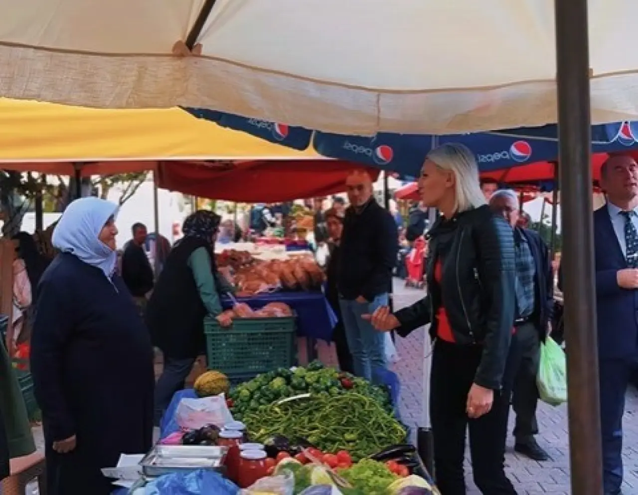 baskan-subasi-esnafla-semt-pazarinda-bulustu