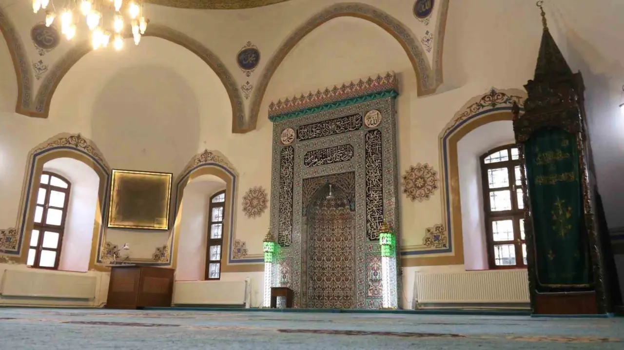 hamam-olarak-yapilip-camiye-donusturulen-tarihi-yapi-700-yildir-ayakta