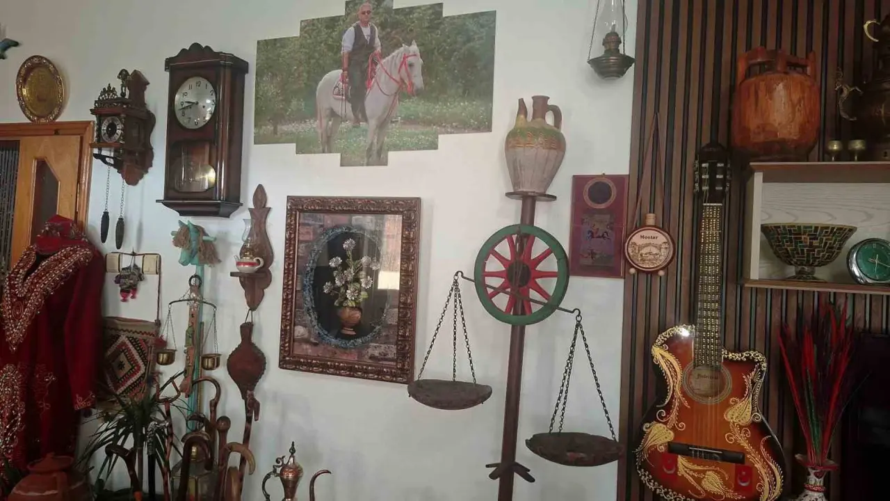 isci-emeklisi-eski-antika-esyalarla-evinde-kucuk-bir-muze-kurdu