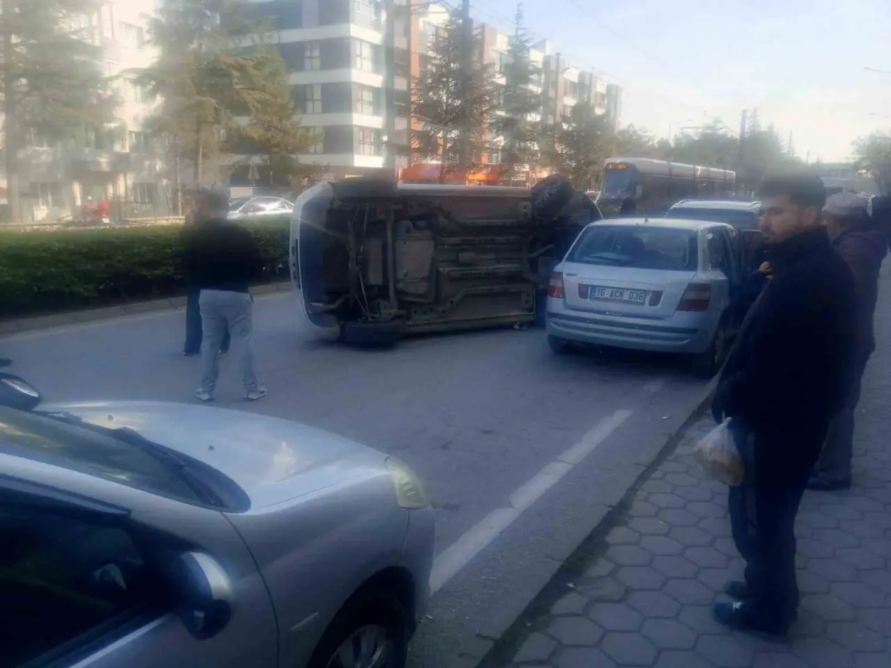 park-halindeki-araclara-carpan-otomobil-yan-yatti-1-yarali