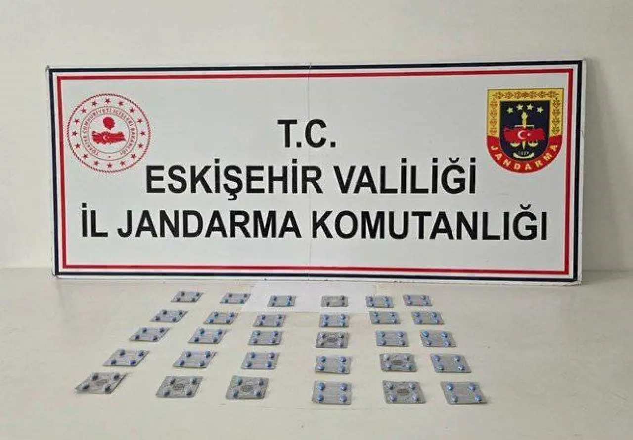 cinsel-urunler-sigara-ve-tabancalari-kacak-olarak-satmayi-planlayan-sahislari-jandarma-yakaladi