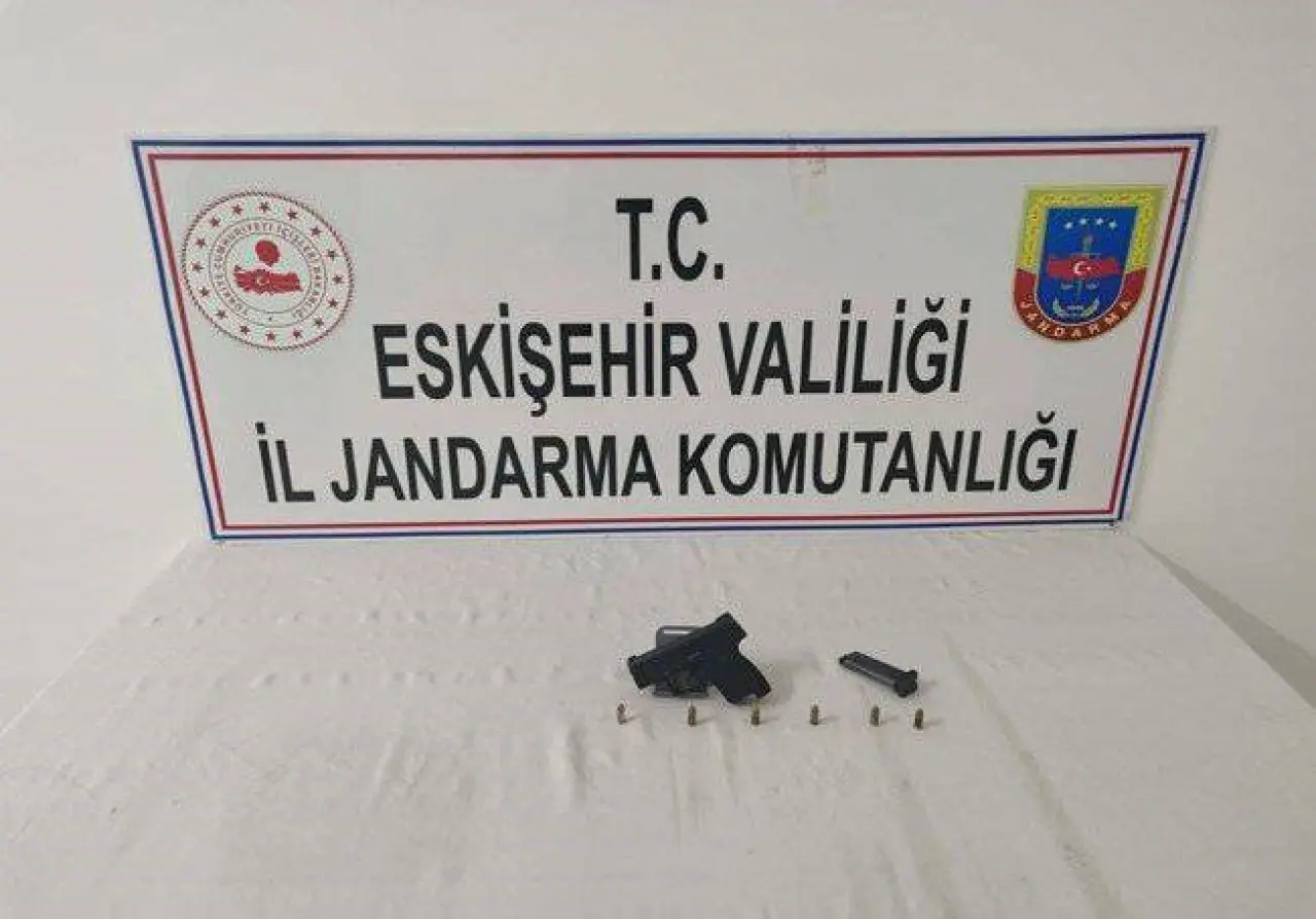 cinsel-urunler-sigara-ve-tabancalari-kacak-olarak-satmayi-planlayan-sahislari-jandarma-yakaladi