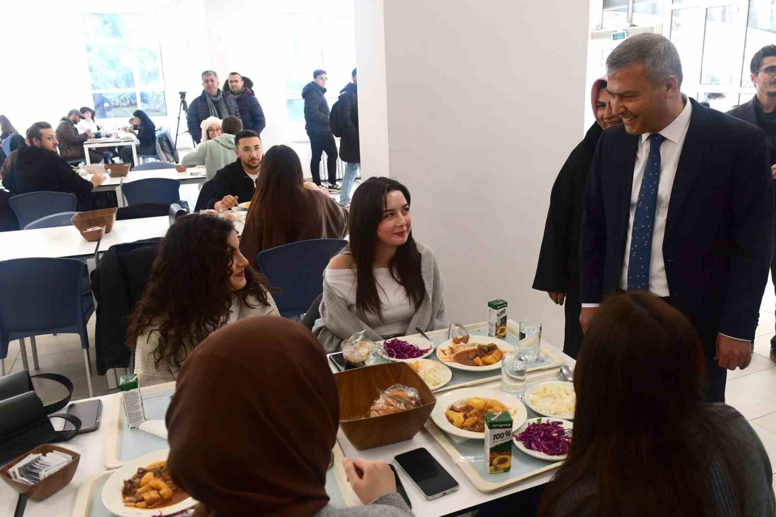 anadolu-universitesi-yemek-bursu-ile-2-bin-600-ogrencisinin-yaninda