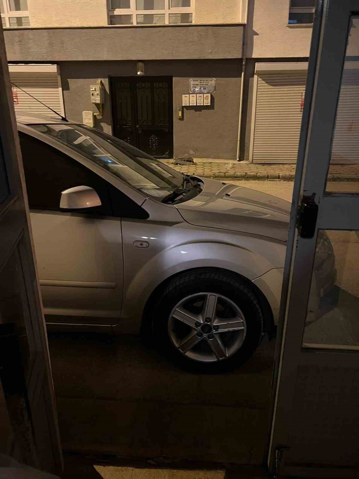 apartman-onune-park-edilen-arac-yuzunden-vatandas-evine-giremedi