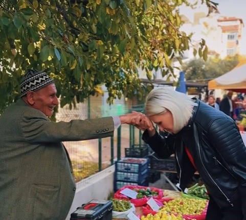 baskan-subasi-esnafla-semt-pazarinda-bulustu