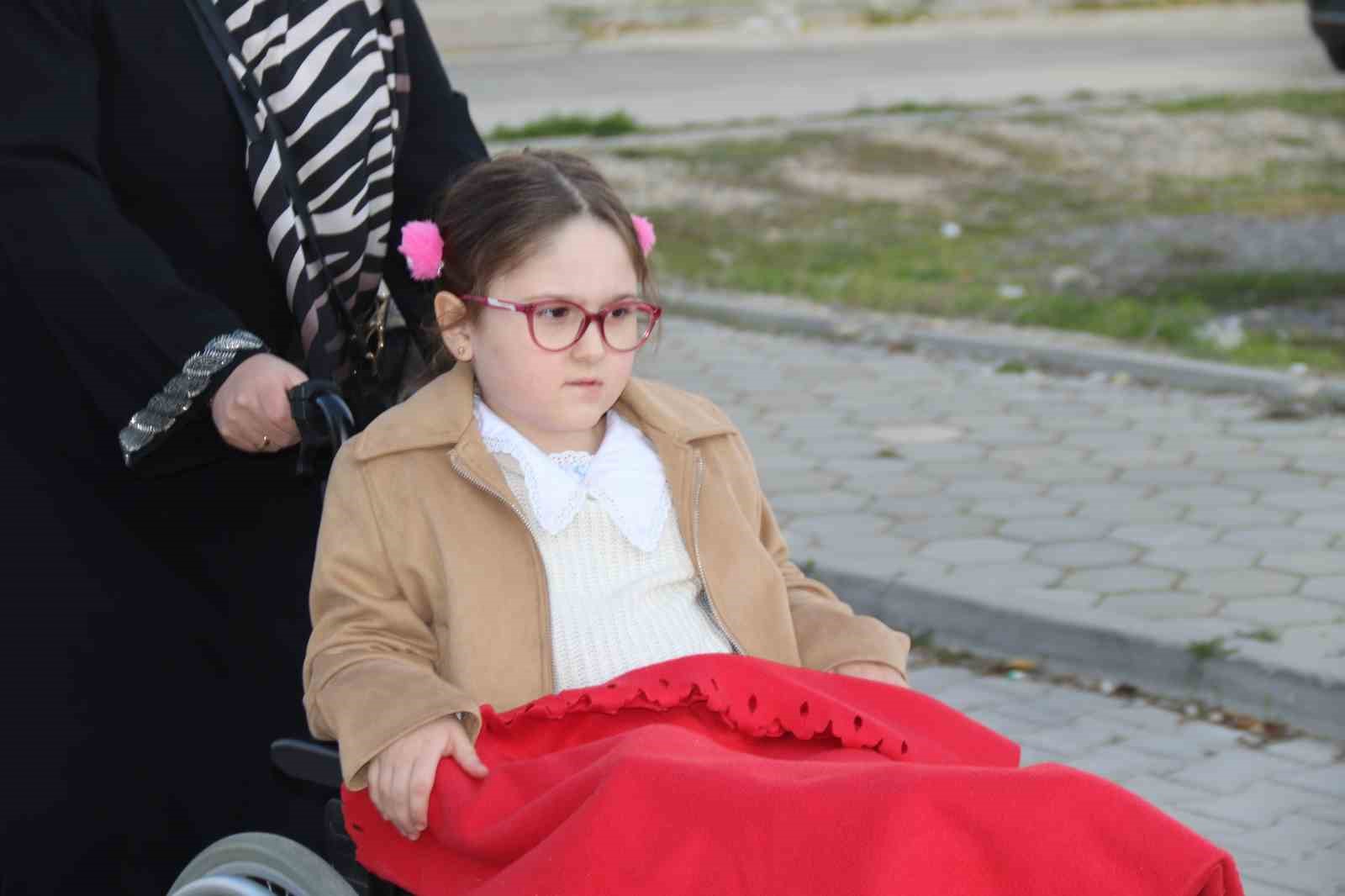 bir-bacagi-kisa-olan-kizini-her-gun-okula-kucaginda-tasiyan-anneden-asansor-talebi