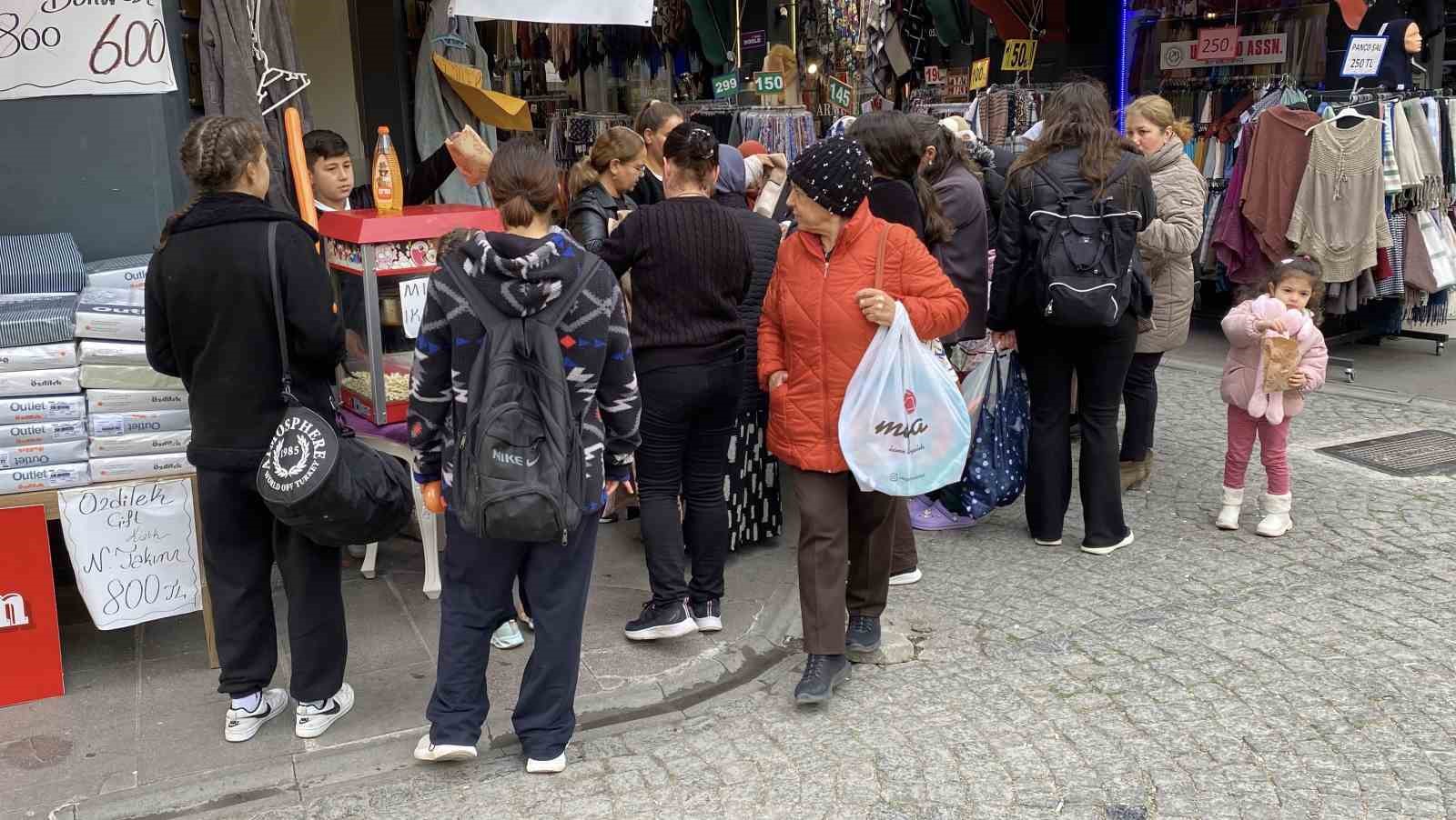 dukkan-onu-kalabalik-gorunsun-diye-her-gun-20-kilo-patlamis-misir-dagitiyorlar