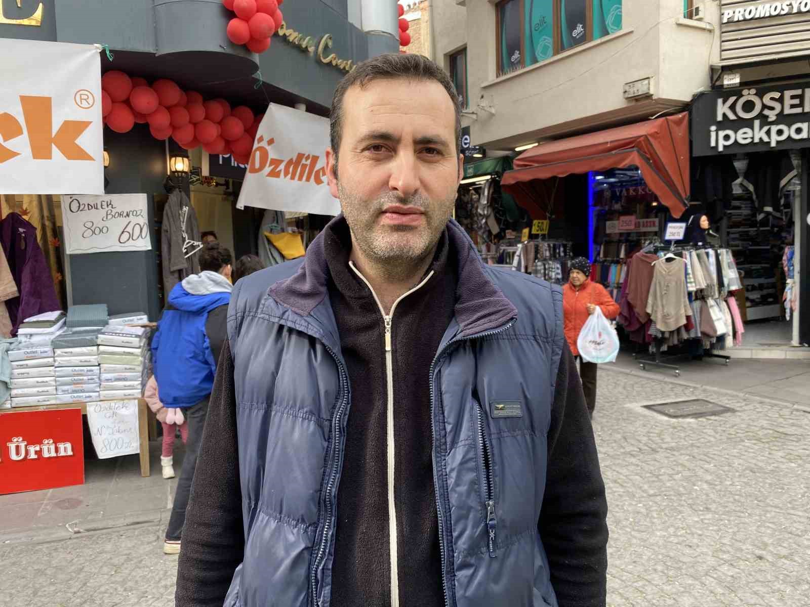 dukkan-onu-kalabalik-gorunsun-diye-her-gun-20-kilo-patlamis-misir-dagitiyorlar