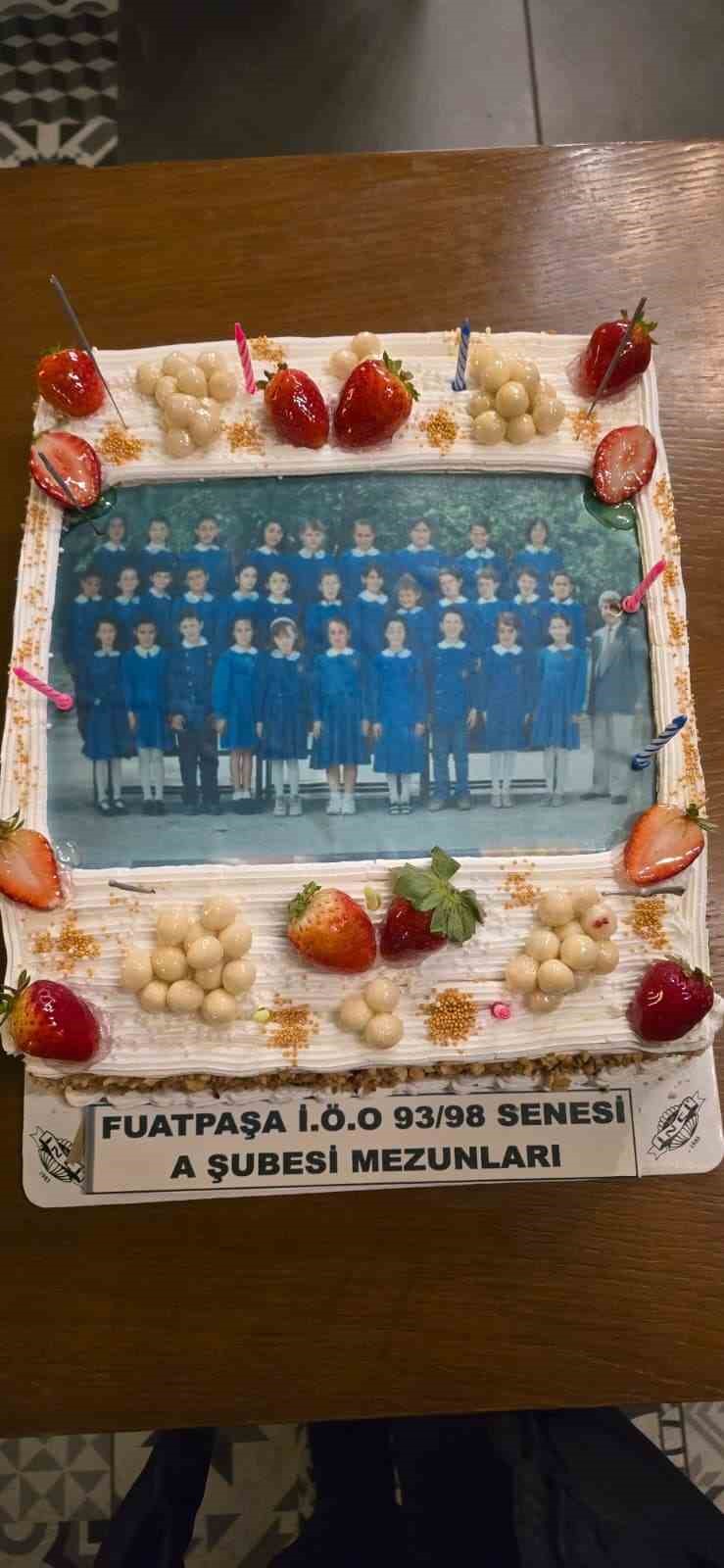 eski-ogrencilerinden-emekli-ogretmene-duygulandiran-ogretmenler-gunu-surprizi