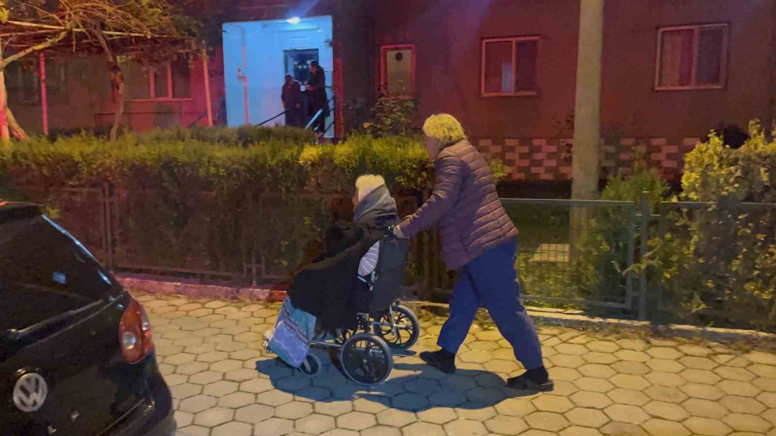 eskisehirde-yangin-panigi-2-kisi-dumandan-etkilendi