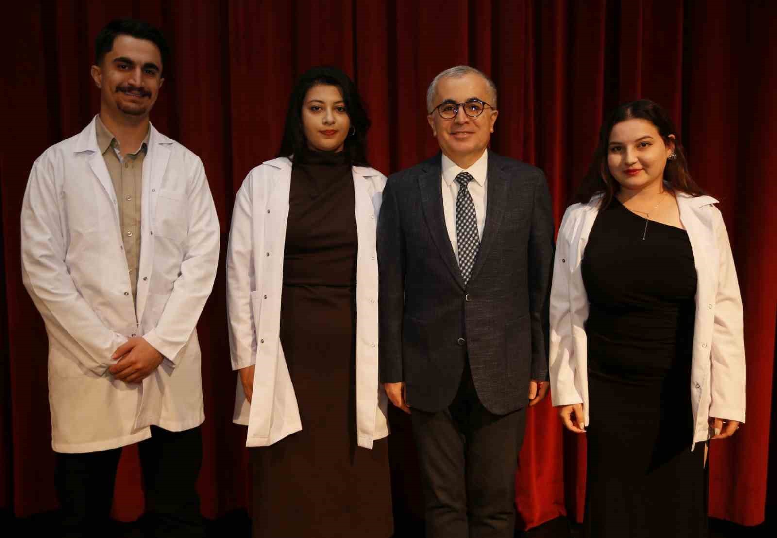esogulu-genc-dis-hekimi-adaylari-beyaz-onluklerini-giydi