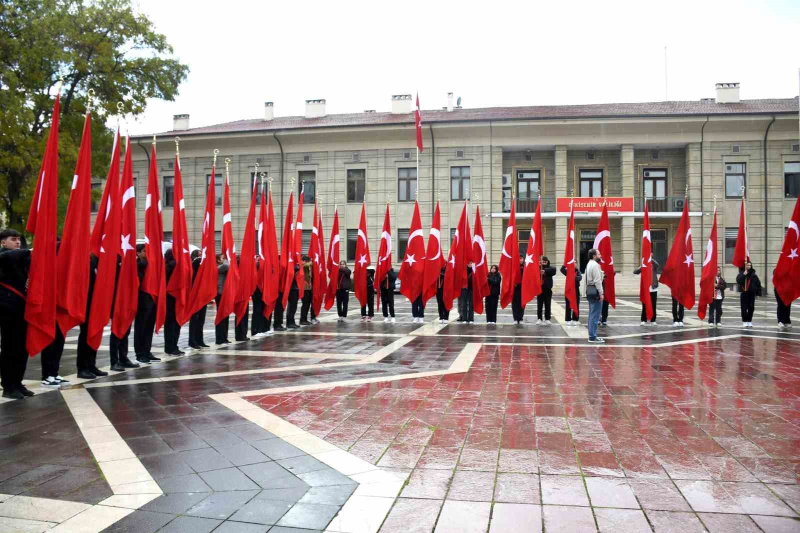 ogretmenler-gunu-dolayisiyla-celenk-sunma-toreni-gerceklestirildi