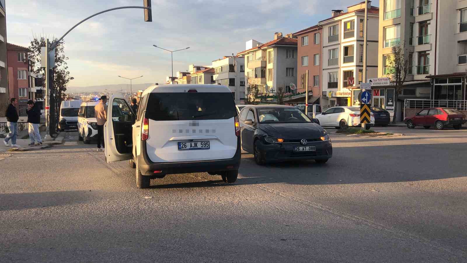 otomobil-ile-hafif-ticari-arac-carpisti-6-yarali