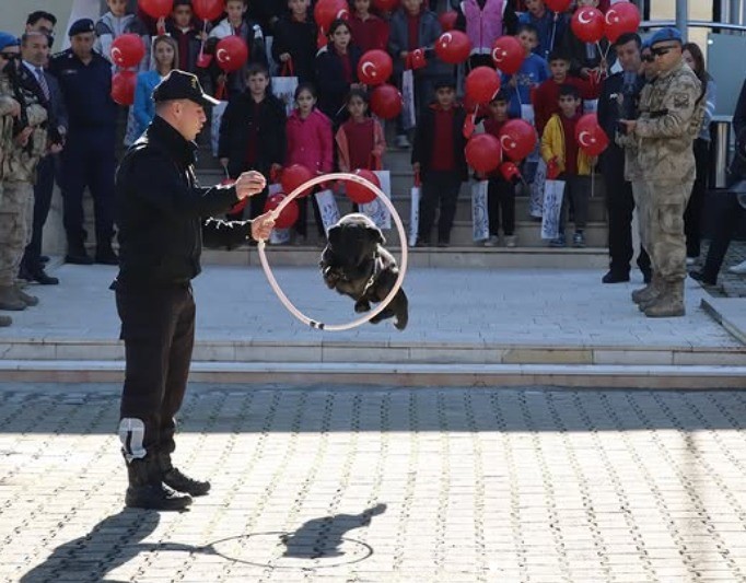 pazaryerinde-minik-ogrenciler-jandarma-etkinlikleri-ve-kopek-gosterileriyle-tanisti