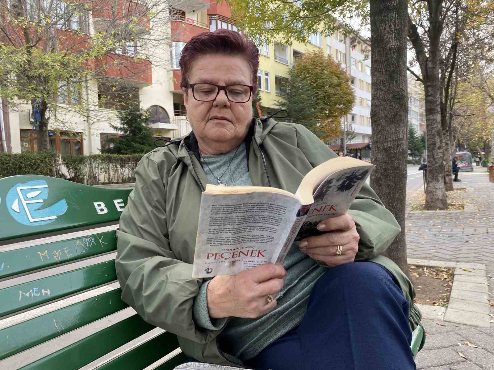 tek-gozu-gormeyen-66-yasindaki-kadin-her-gun-300-sayfa-kitap-okuyor
