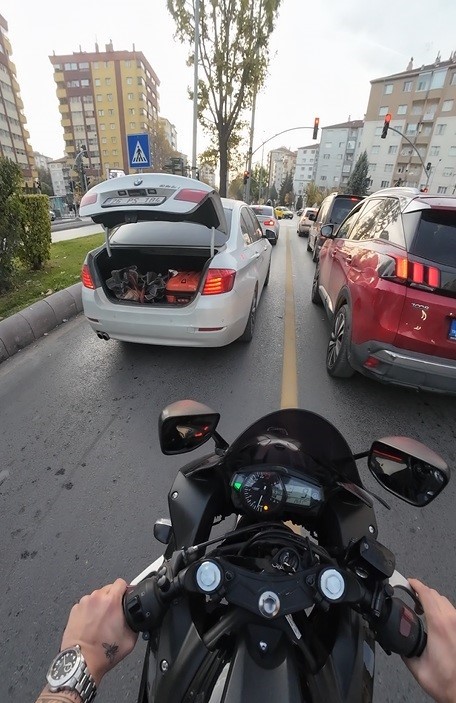 trafikte-bagaji-acik-kalan-aracin-yardimina-motosiklet-surucusu-yetisti