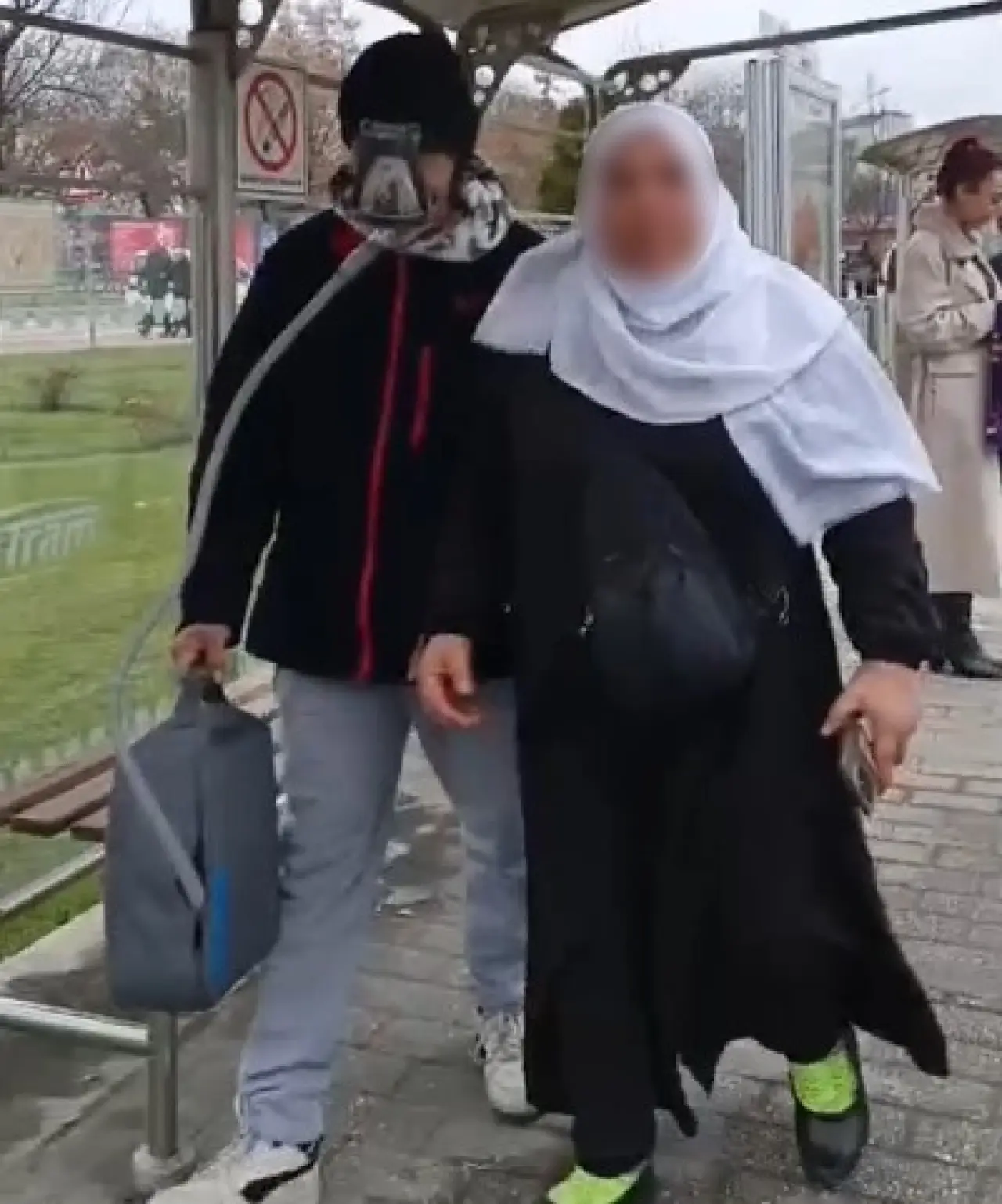 vatandasin-yalan-soyleyerek-dilendigi-iddia-edilen-kadinla-ilginc-tartismasi