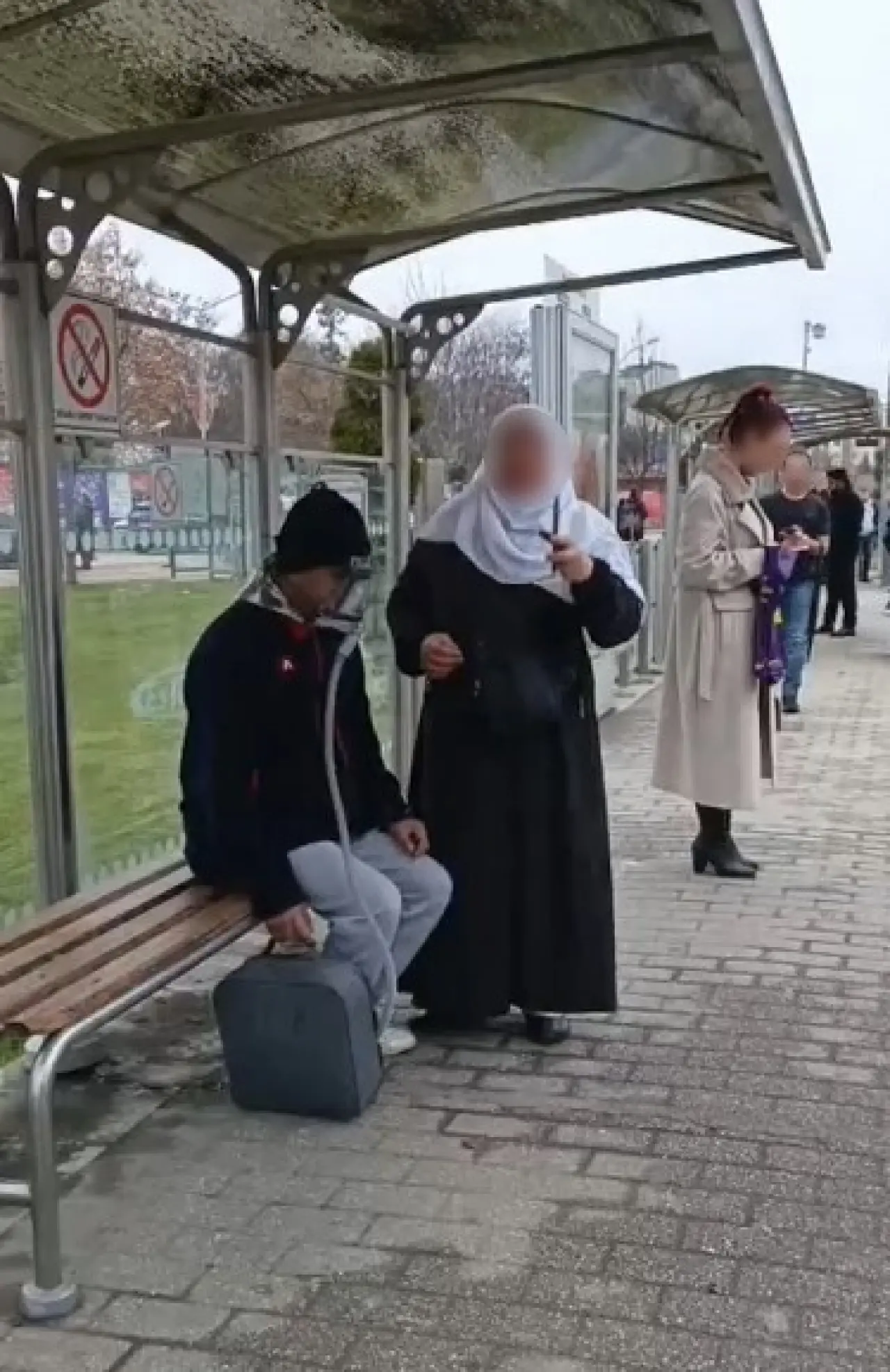 vatandasin-yalan-soyleyerek-dilendigi-iddia-edilen-kadinla-ilginc-tartismasi