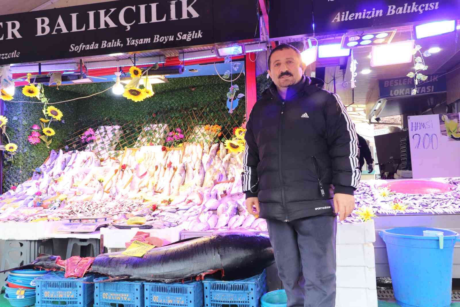280-kiloluk-orkinos-vatandaslari-hayrete-dusuruyor